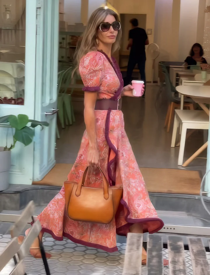 Alina™ | Elegant Rosa Maxikjole med Korte Ermer