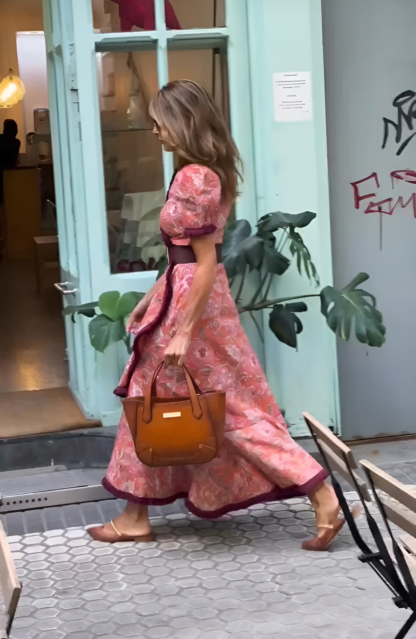 Alina™ | Elegant Rosa Maxikjole med Korte Ermer