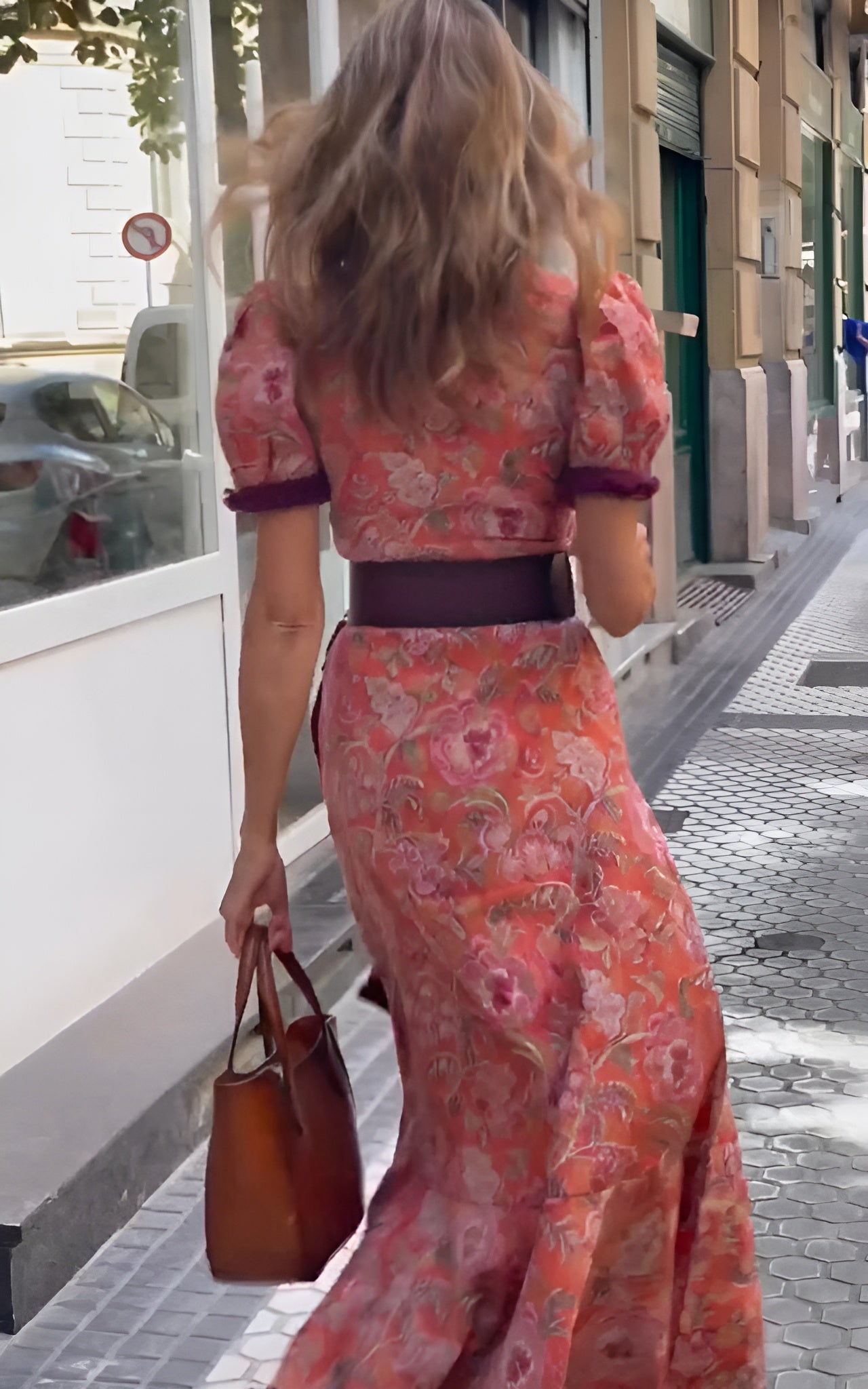 Alina™ | Elegant Rosa Maxikjole med Korte Ermer